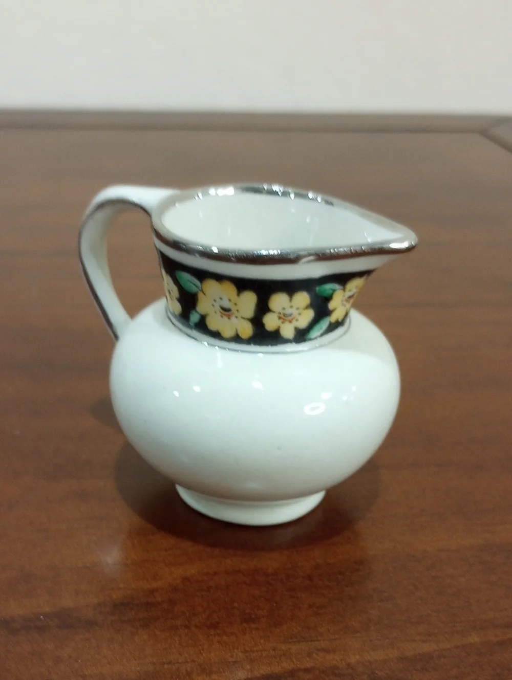 Old Castle English Creamers, Set Of 3 - Vintage!